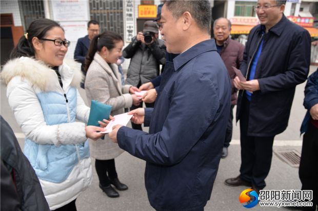 县委书记王永红慰问隆回一中教师