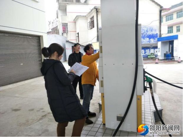 工作人员在进行加油机计量检查