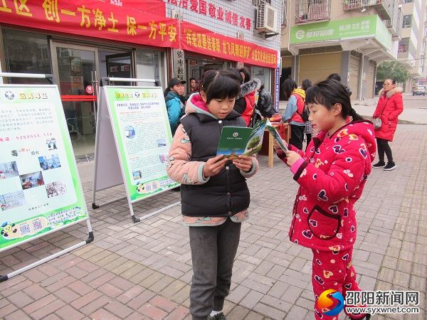 给居民分发禁毒宣传资料
