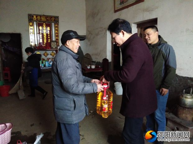 2019.01.28 北塔工商分局党总支书记、局长黄跃平带队开展春节前夕走访慰问贫困户活动2 (2)