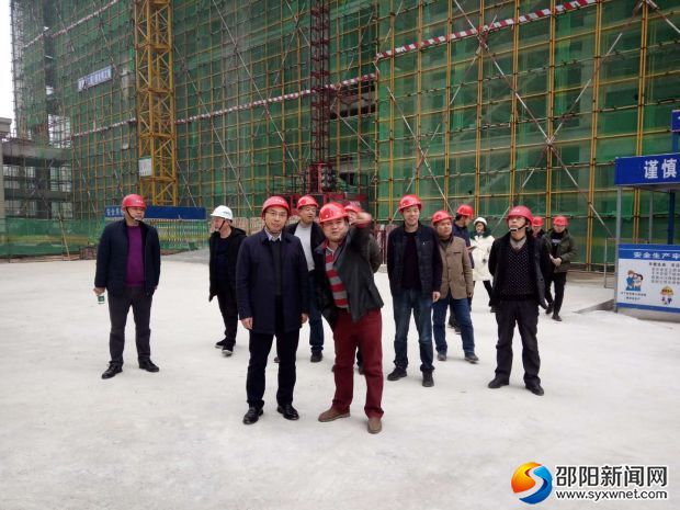 工作人员对在建工地进行检查