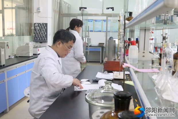 南宝东农牧发展有限公司在查看研发资料