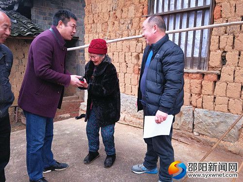 站长罗长青为困难群众送上慰问红包
