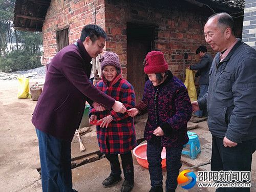 站长罗长青慰问困难老人