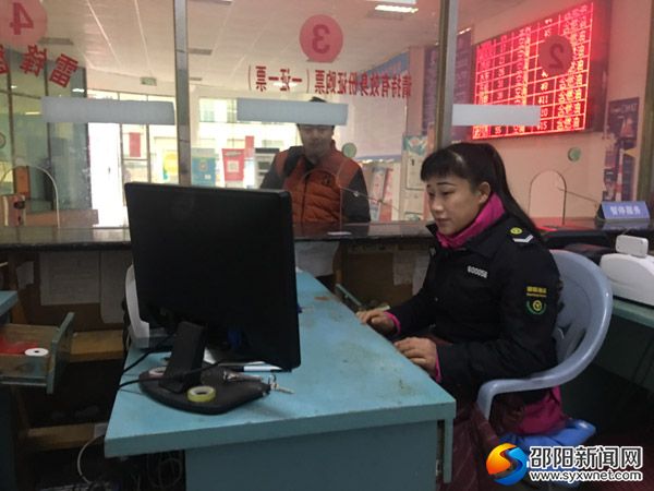 城步汽车北站售票员夏苏兰正在为旅客购买车票