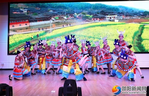 充满民俗风情的舞蹈《赶集》