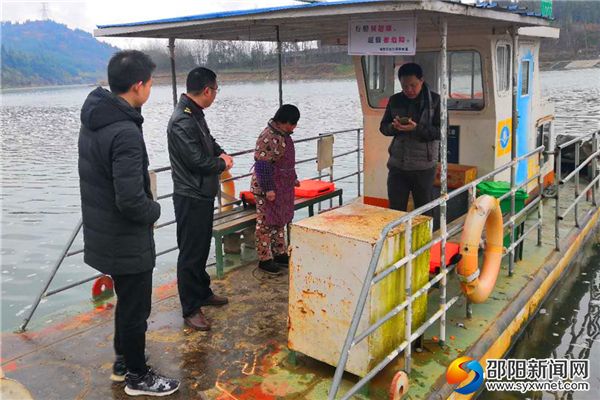 武冈市地方海事处在各个主要渡口码头检查水上春运安全。