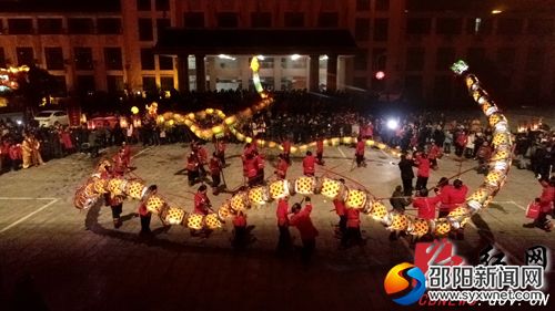 丹口吊龙表演“双龙抢宝”