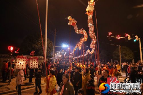 苗乡万人空巷迎龙灯