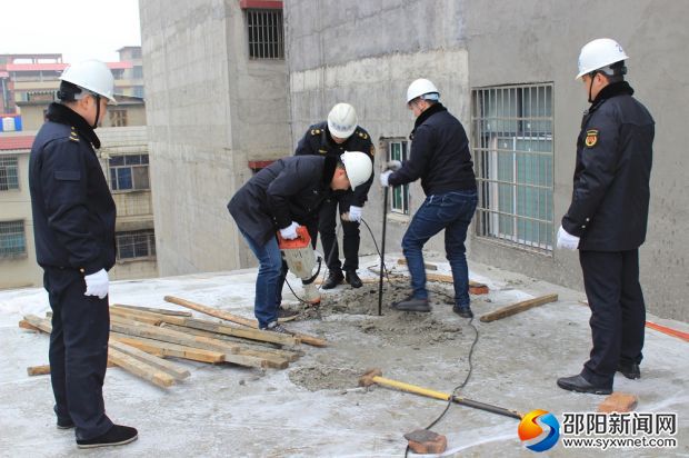 执法队员现场人工拆除违法建筑