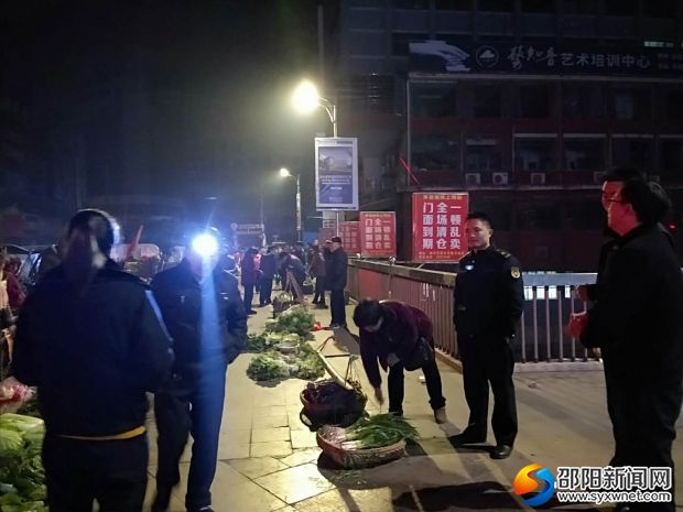 执法人员凌晨五点在人民桥上进行劝阻