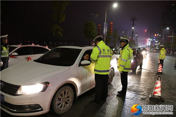 图为交警夜查现场