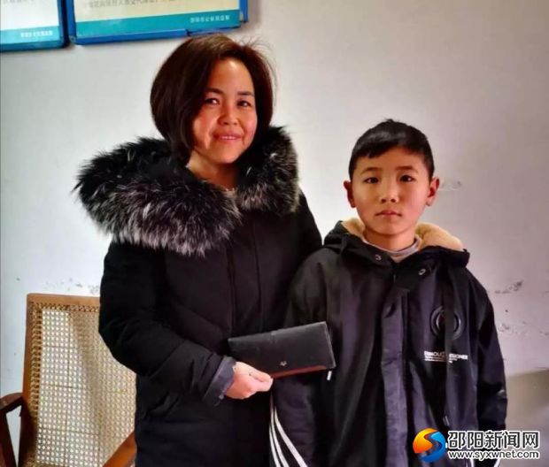 赖女士在派出所领取钱包时与袁海杰同学留影