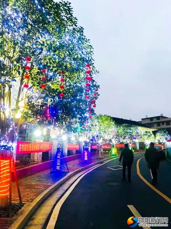 观音塘社区入口张灯结彩庆祝元宵