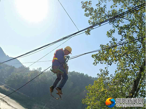 移动网络技术人员历尽艰难为边远山区架设光缆