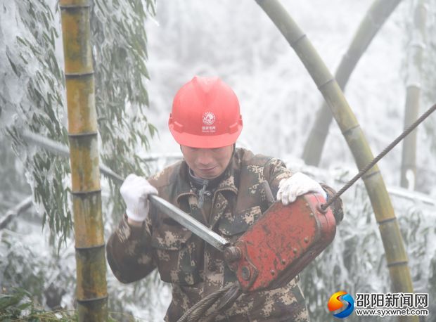 利用工具对杆塔进行校正
