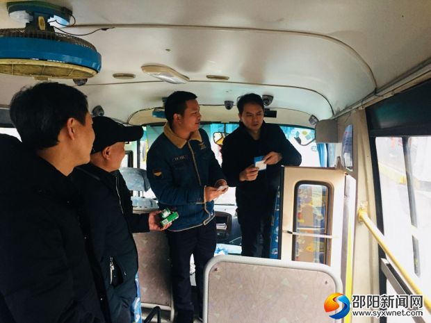 检查校车的应急设备