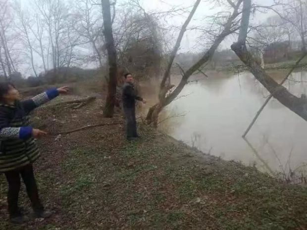 图为向顺良夫妇介绍当时救人情况