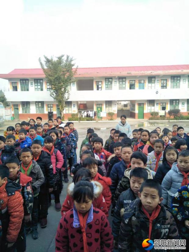 同学们认真听取校长在国旗下的讲话