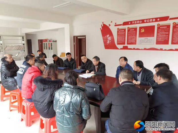 图为集中走访前在村部统一培训