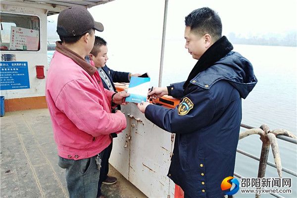 李幼林在渡口码头开展日常巡查。