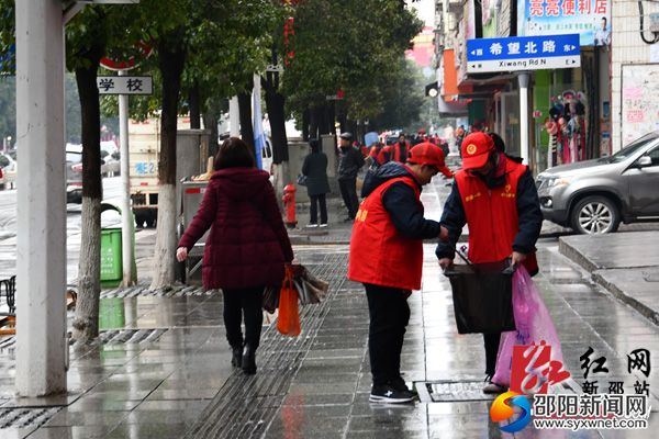 清扫人行道及绿化带内的垃圾。