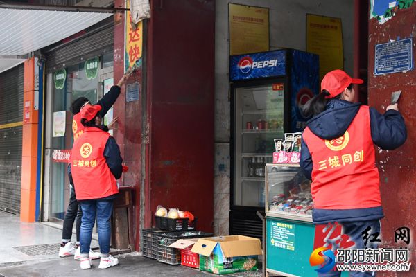 清洗沿街门面上的“牛皮藓”。
