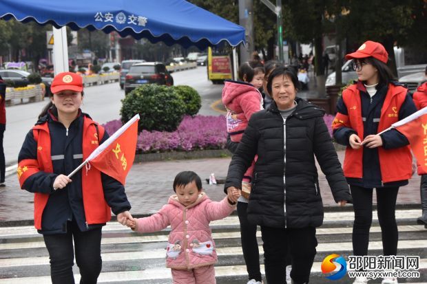 牵手小孩过斑马线