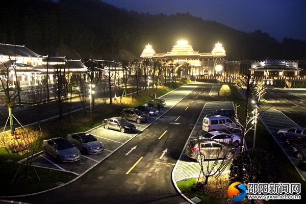 绥宁黄桑生态旅游区景区西大门夜景。_副本