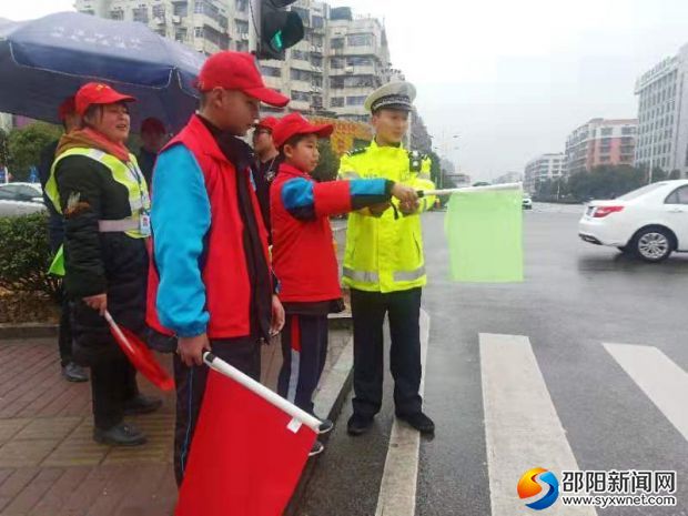 交警叔叔在指导同学指挥交通