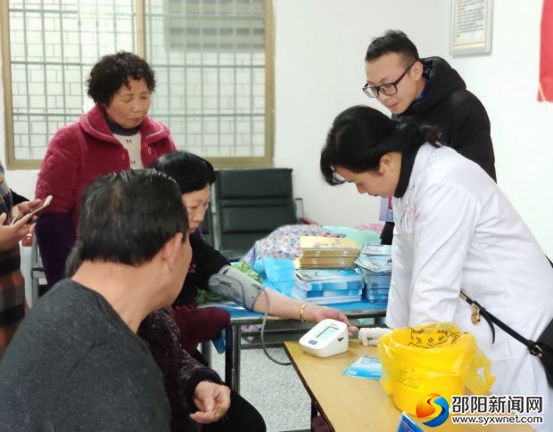 免费为居民测量血压