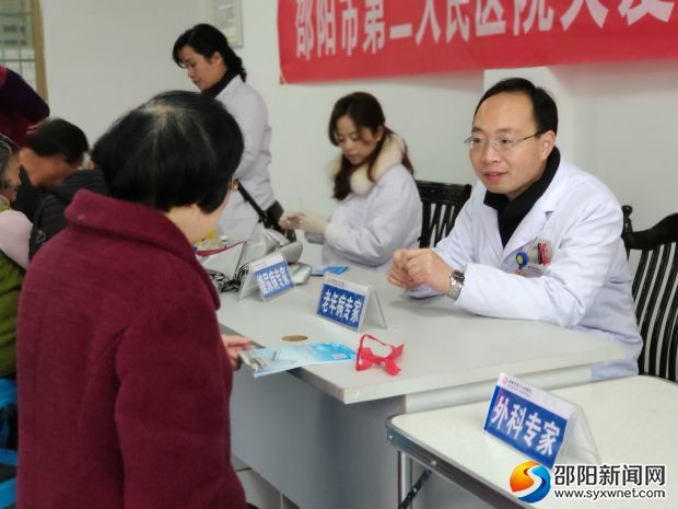 老年病专家蔡青成为群众答疑解惑