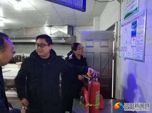 图为检查校园内卫生及消防安全