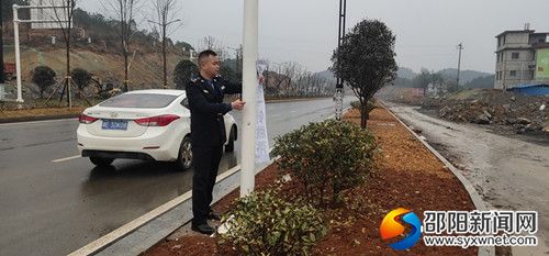 执法人员正在清理“牛皮癣”
