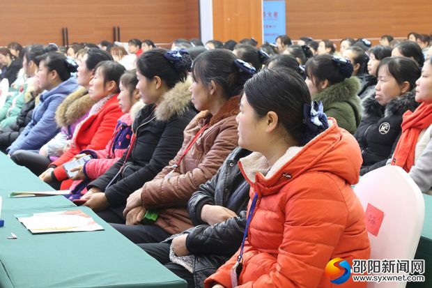 认真听课的女职工