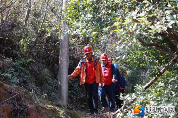 穿梭再崇山峻岭之中