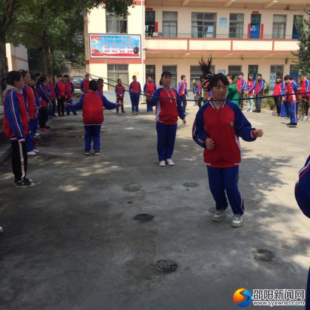 学生们在欢快地跳绳