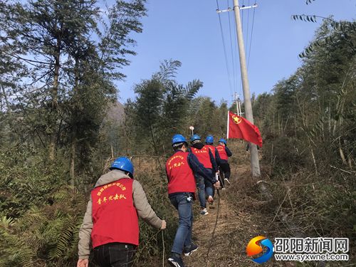 青年突击队队员巡线