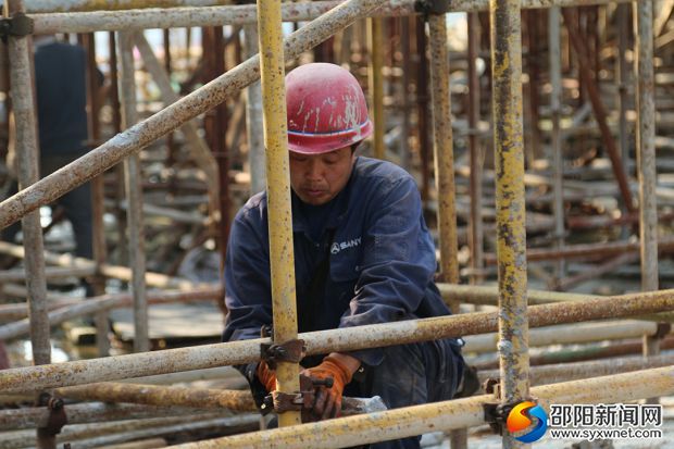 工作人员在对湘商产业园标准厂房配套区做收尾工作