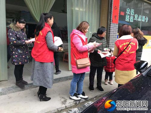 女干警在发放法律宣传资料