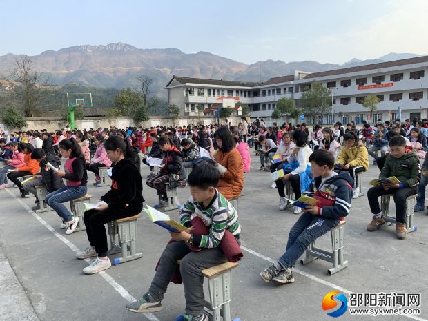 栗滩中学认真听课学习现场