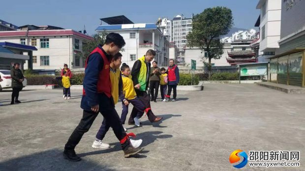 电力员工与孩子们一起玩游戏
