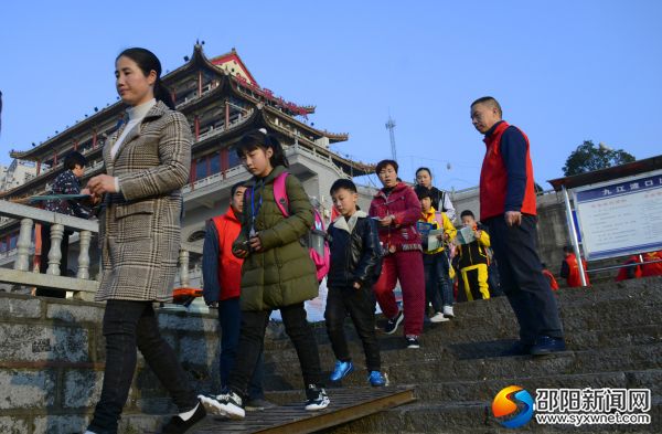 志愿者们在维护上船秩序。