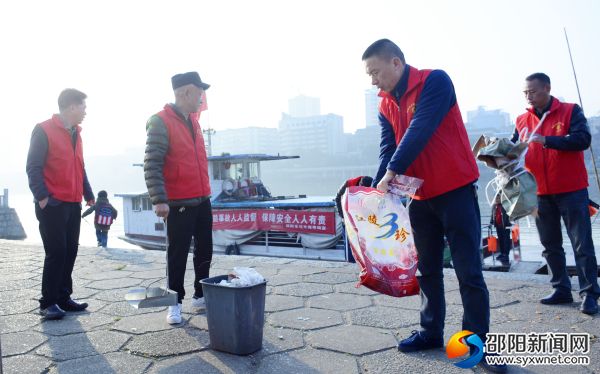 高峰期结束后,志愿者们共同清扫码头卫生。