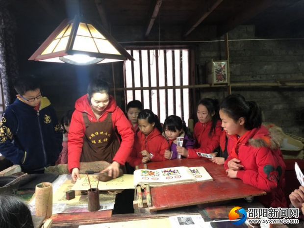 同学们学习年画印刷