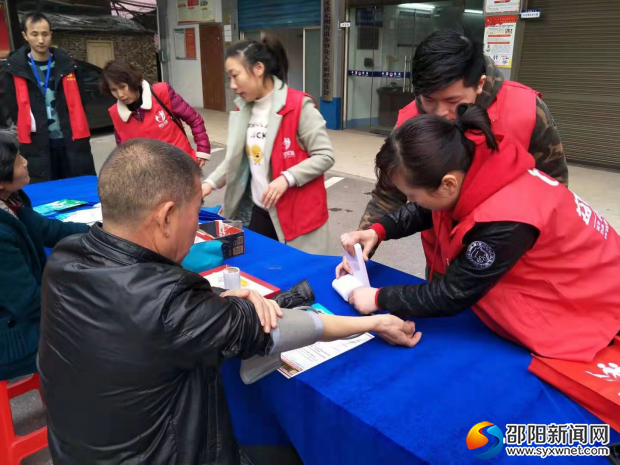 志愿者为城市贫困户集中式服务