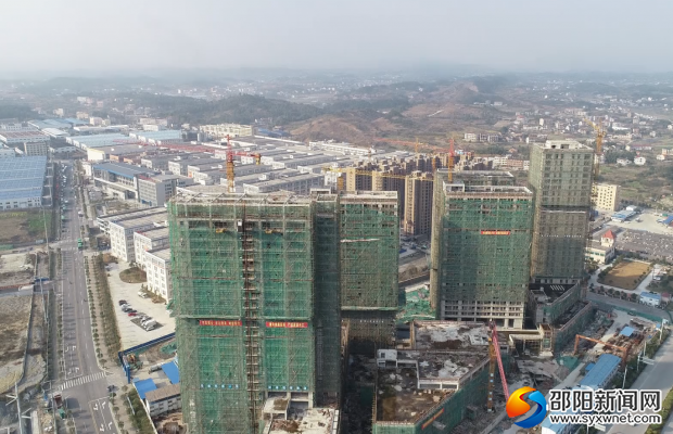 正在修建的标准厂房配套区