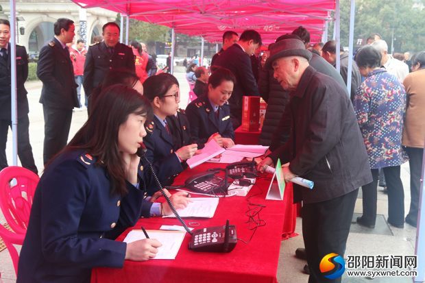 电话和现场受理市民消费投诉相结合