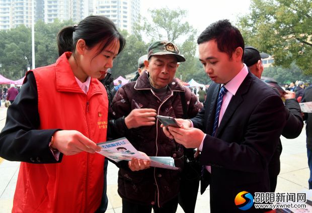 工作人员帮助客户绑定国网湖南电力微信公众号