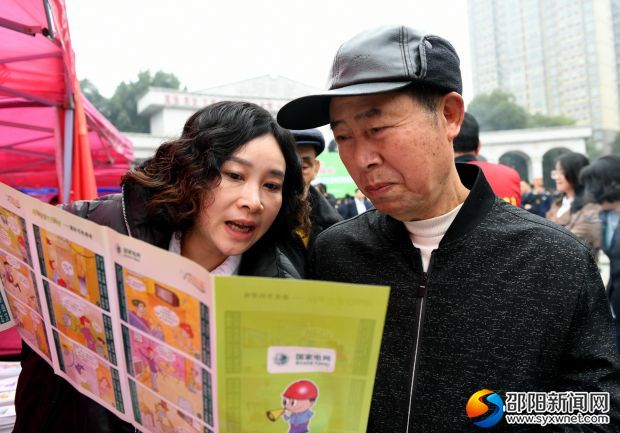 工作人员耐心为客户讲解安全用电知识